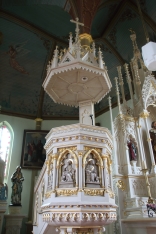 Elevated pulpit